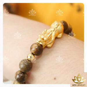 tay đeo trầm, vòng trầm hương tròn đơn, vòng trầm hương tròn đơn đính charm tỳ hưu vàng