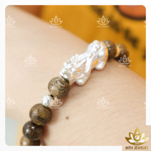 tay đeo vòng, vòng trầm hương tròn đơn, vòng trầm hương đính charm tỳ hưu