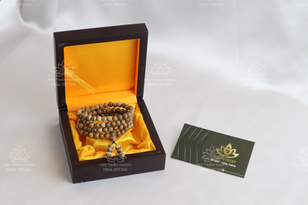 cap nhat gia vong tay tram huong nam 2021