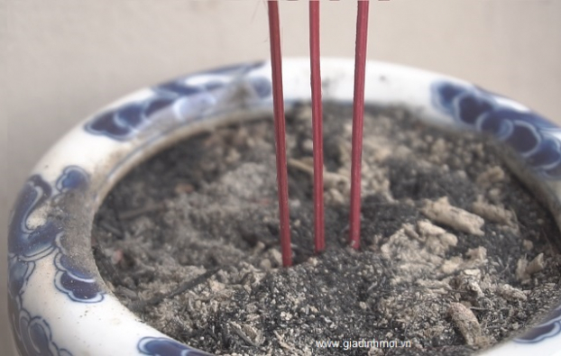 Ngày đẹp tỉa chân nhang, dọn dẹp bàn thờ cuối năm (5)