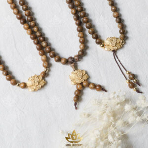 VÒNG TRẦM HƯƠNG ĐÍNH CHARM SEN VÀNG (1)