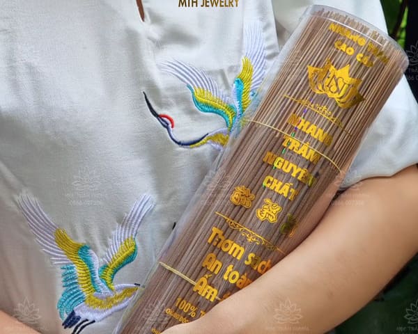 nhang-tram-huong-nguyen-chat-duoc-san-xuat-tai-xu-so-tram-huong-quang-nam-1